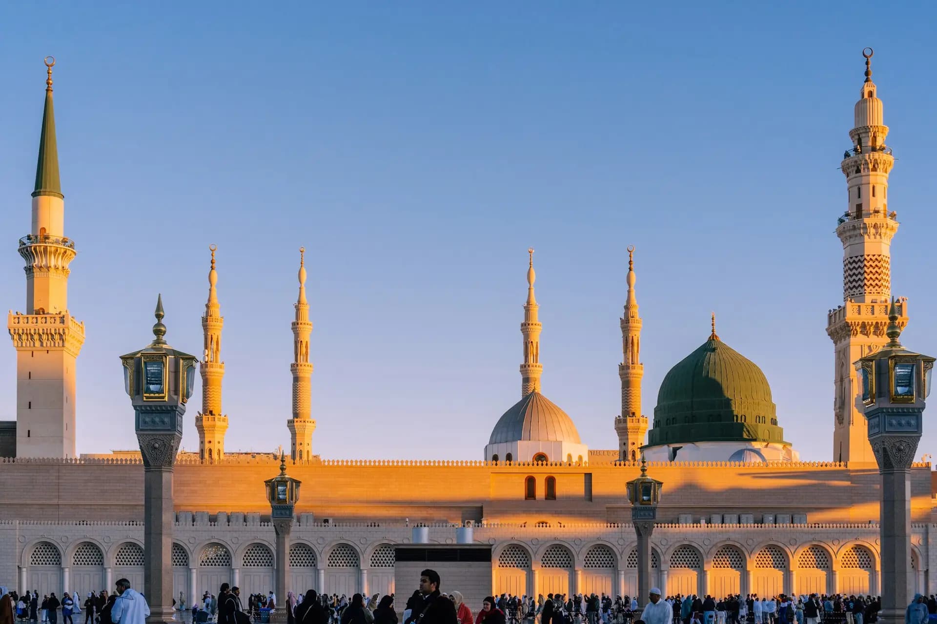 Akşam ışığında Mescid-i Nebevi ve minareleri